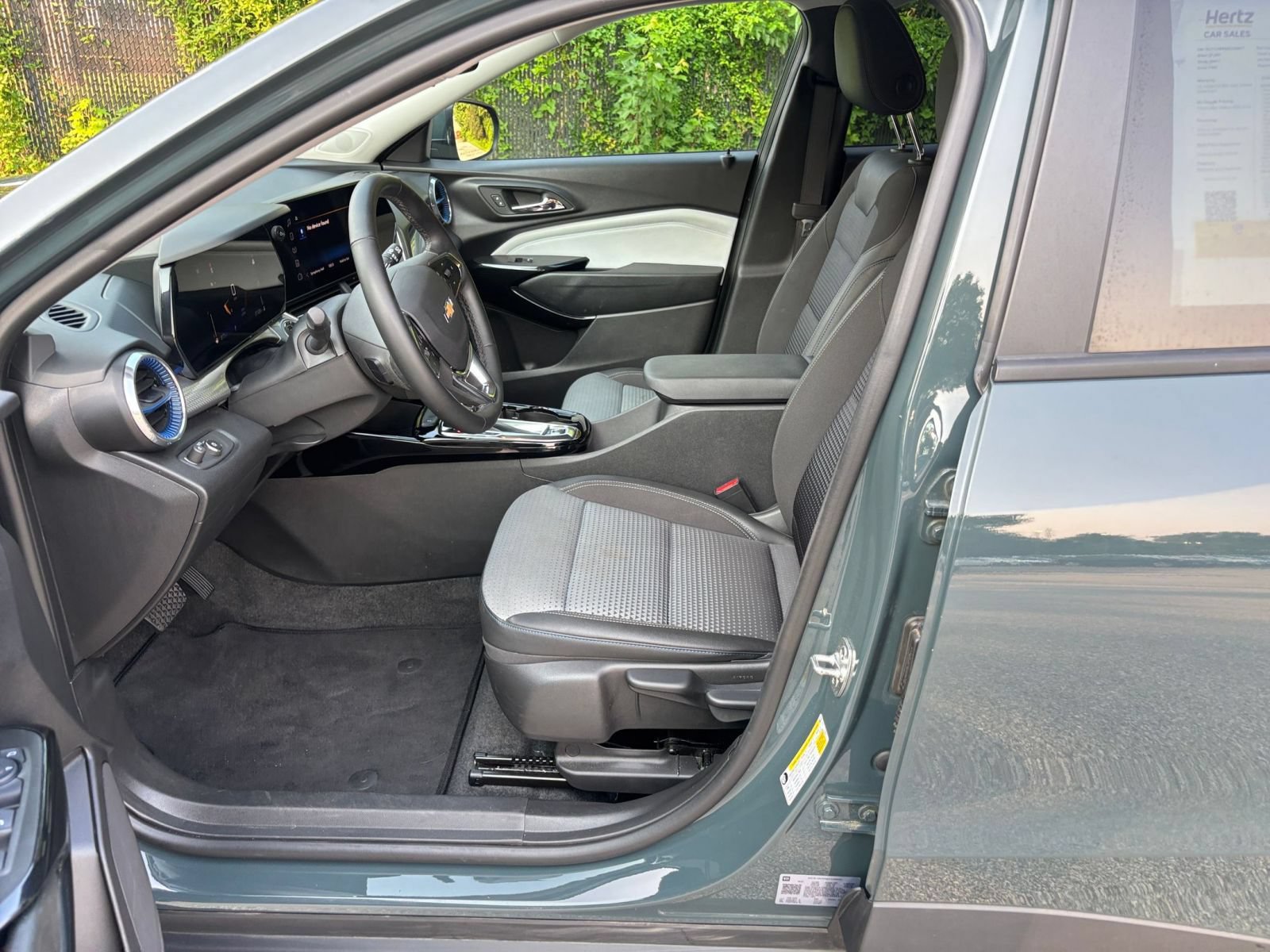 Used 2025 Chevrolet Trax LT w/ LT Convenience Package FWD image 27