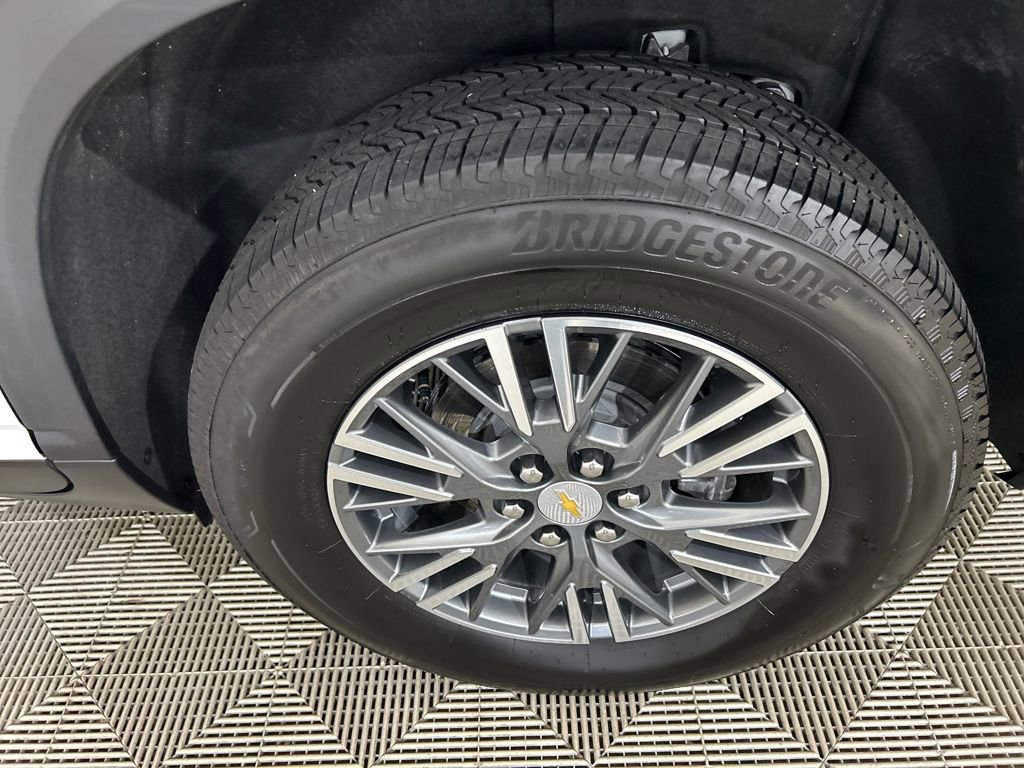 Used 2025 Chevrolet Traverse LT image 12