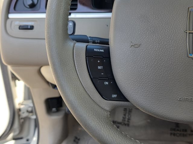 Used 2006 Lincoln Town Car Signature RWD image 23