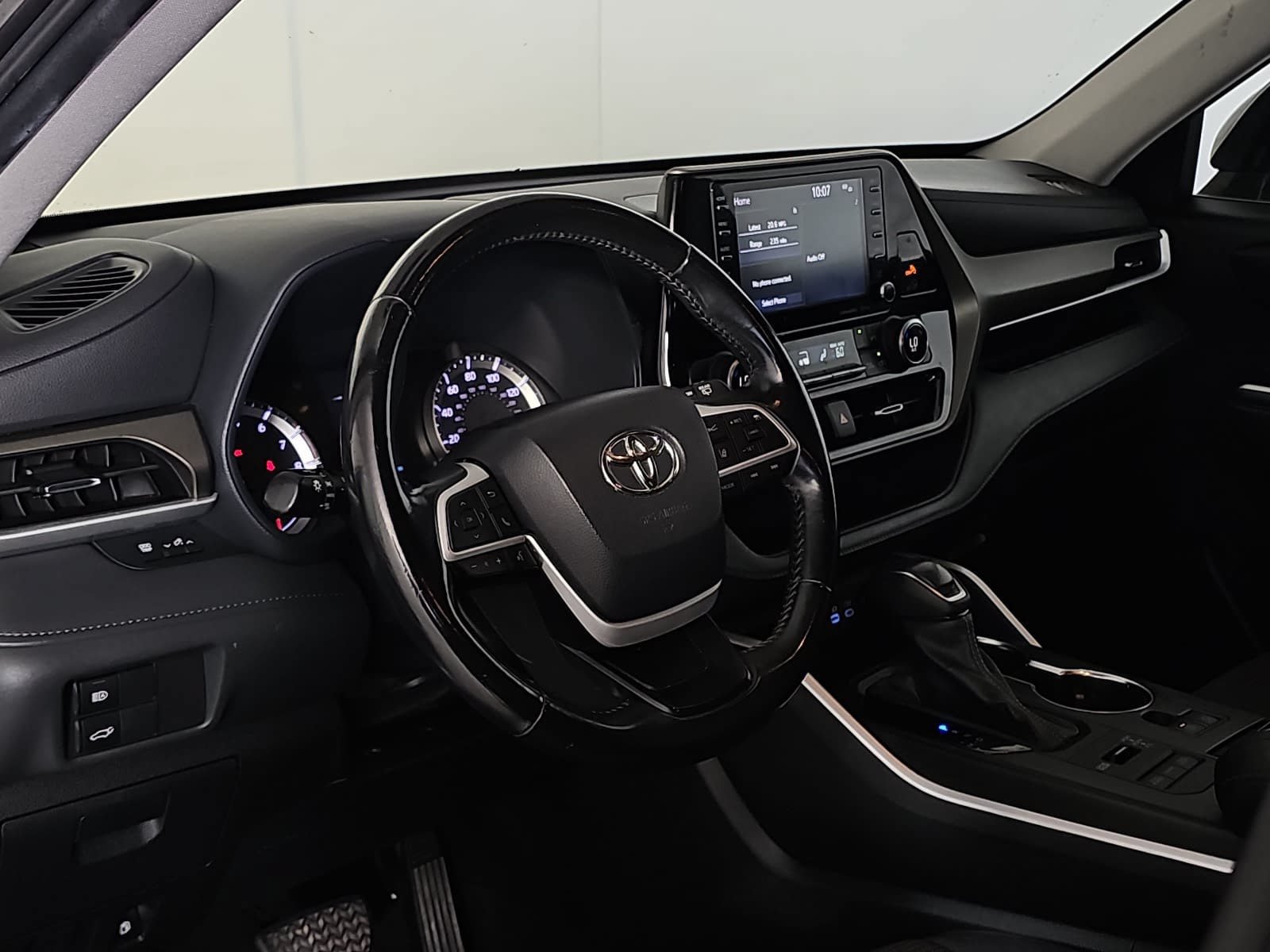 Used 2022 Toyota Highlander LE AWD/4WD image 16