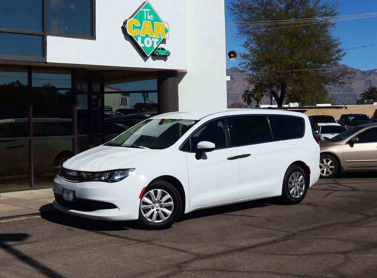 Used 2020 Chrysler Voyager L FWD image 3