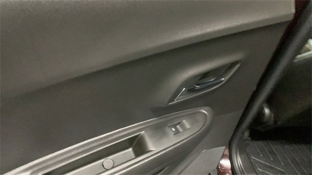 Used 2020 Chevrolet Trax LT w/ LT Convenience Package image 17