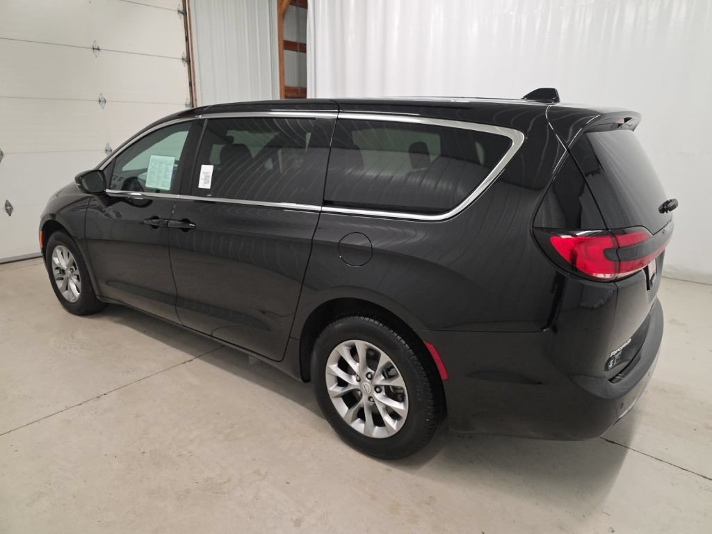 Used 2026 Chrysler Pacifica Limited AWD/4WD image 3