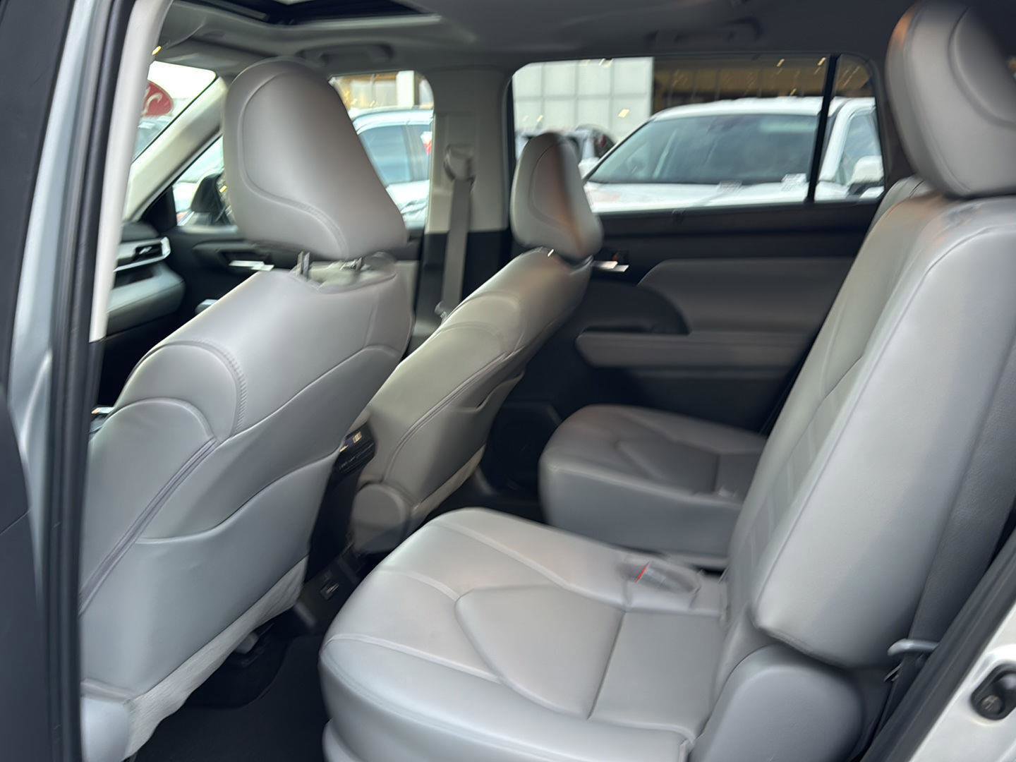 Certified 2023 Toyota Highlander XLE image 9