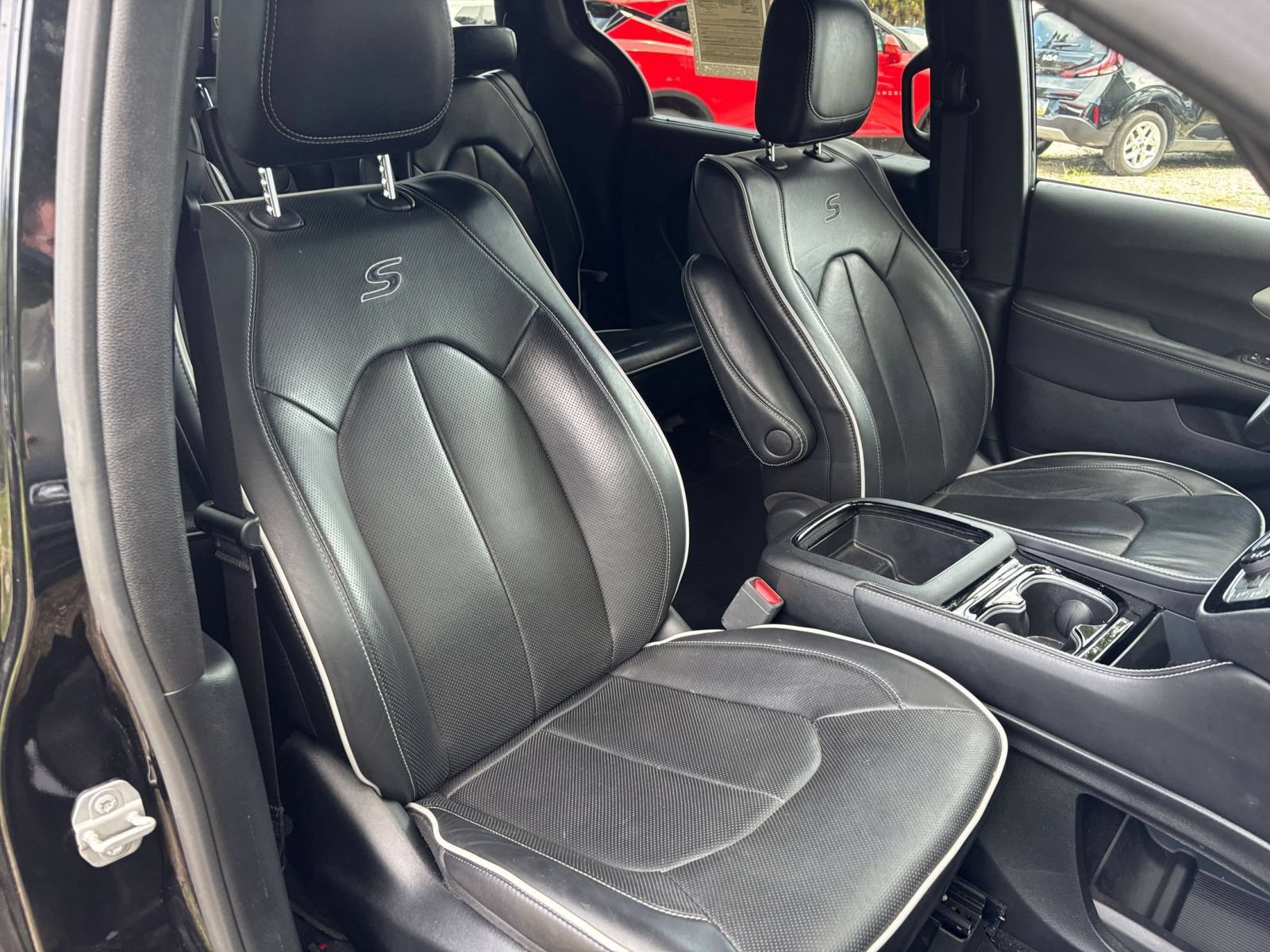 Used 2025 Chrysler Pacifica Limited FWD image 40