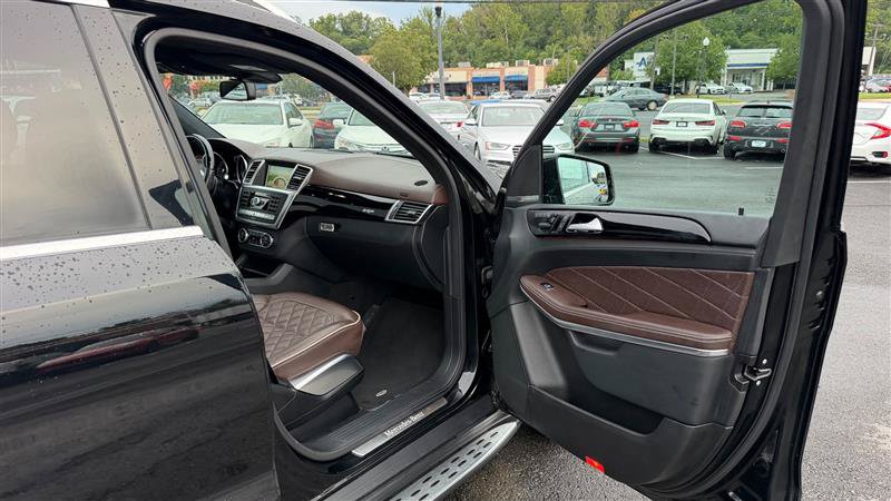 Used 2016 Mercedes-Benz GL 550 4MATIC image 33