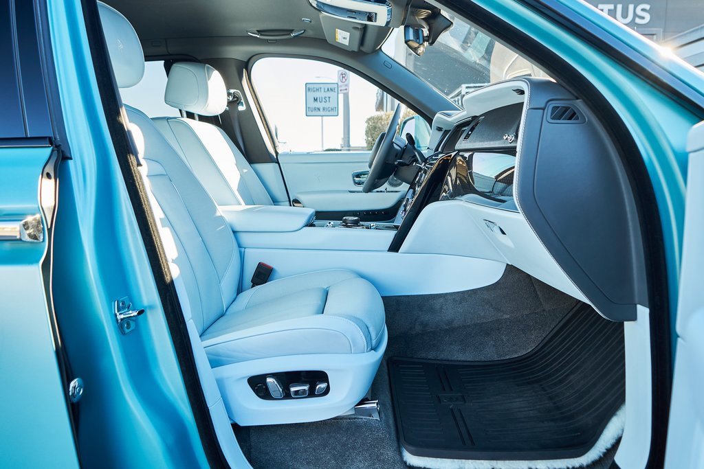 Used 2022 Rolls-Royce Cullinan Black Badge w/ Dark Exterior Package image 16