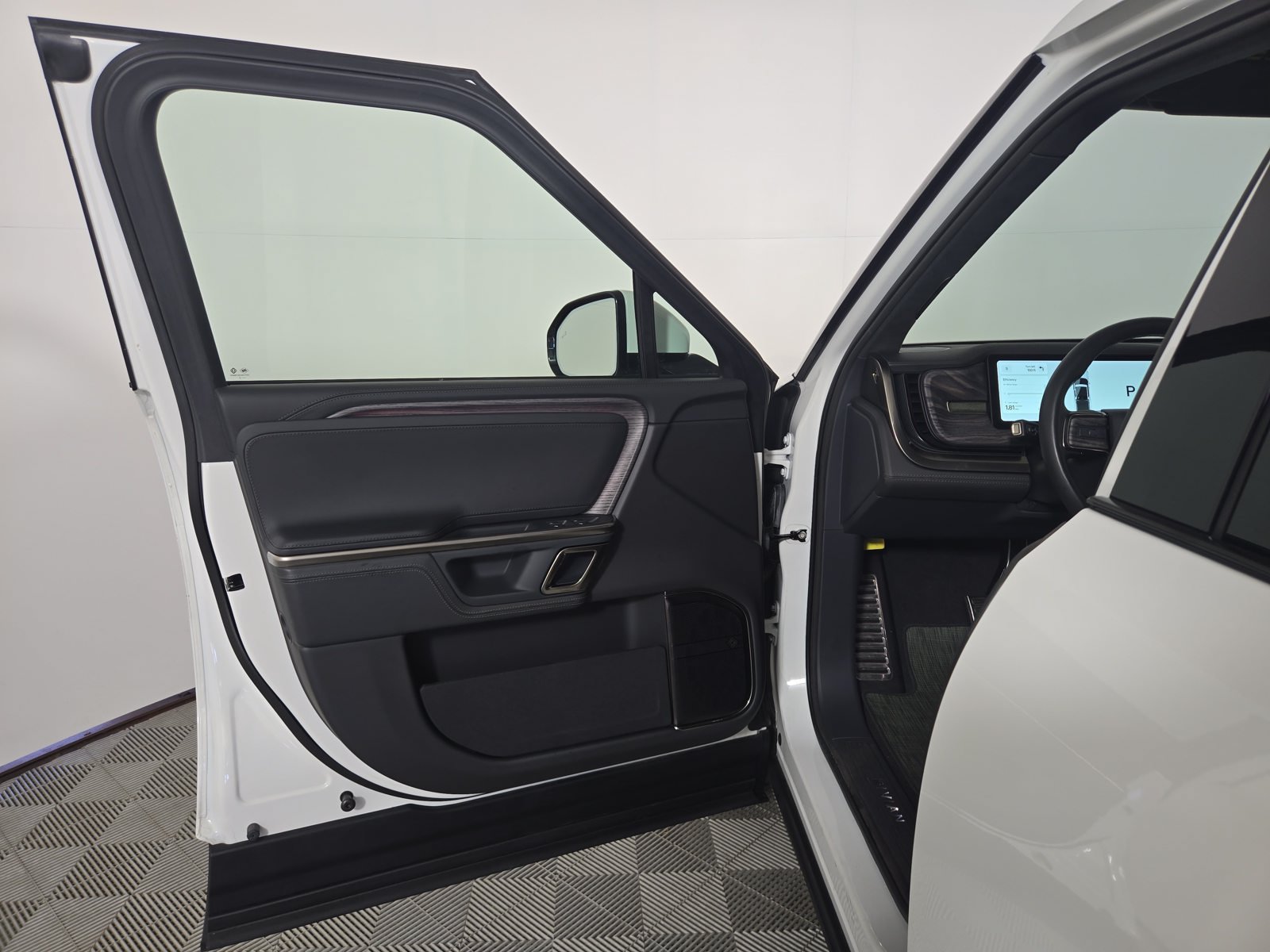 Used 2022 Rivian R1T Adventure AWD/4WD image 16