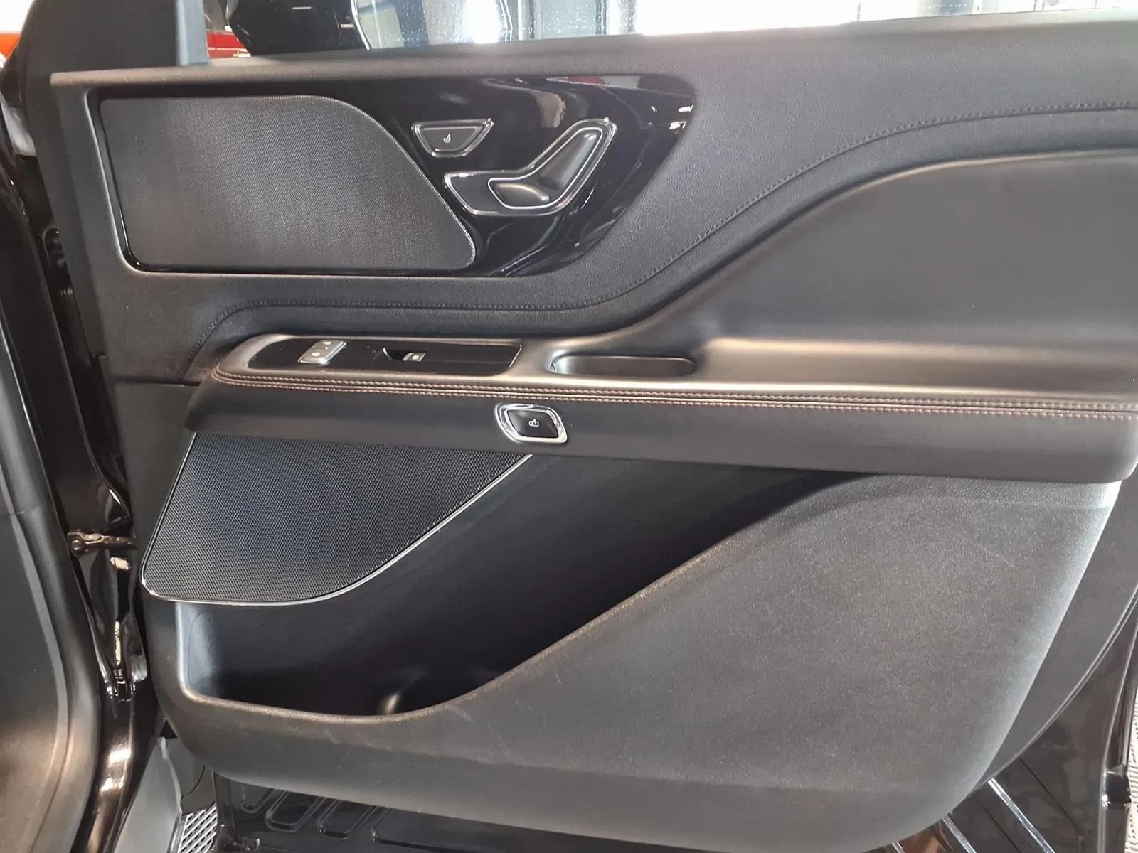 Used 2022 Lincoln Aviator AWD image 13
