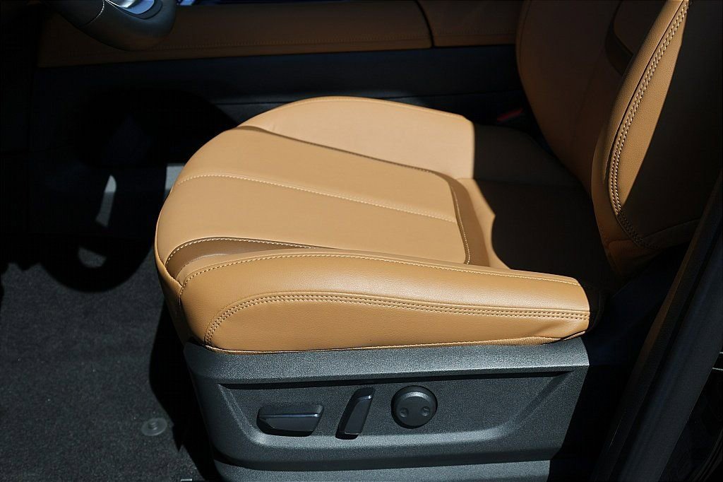 New 2026 Nissan Armada SL w/ Captain's Chari Seat Package image 18