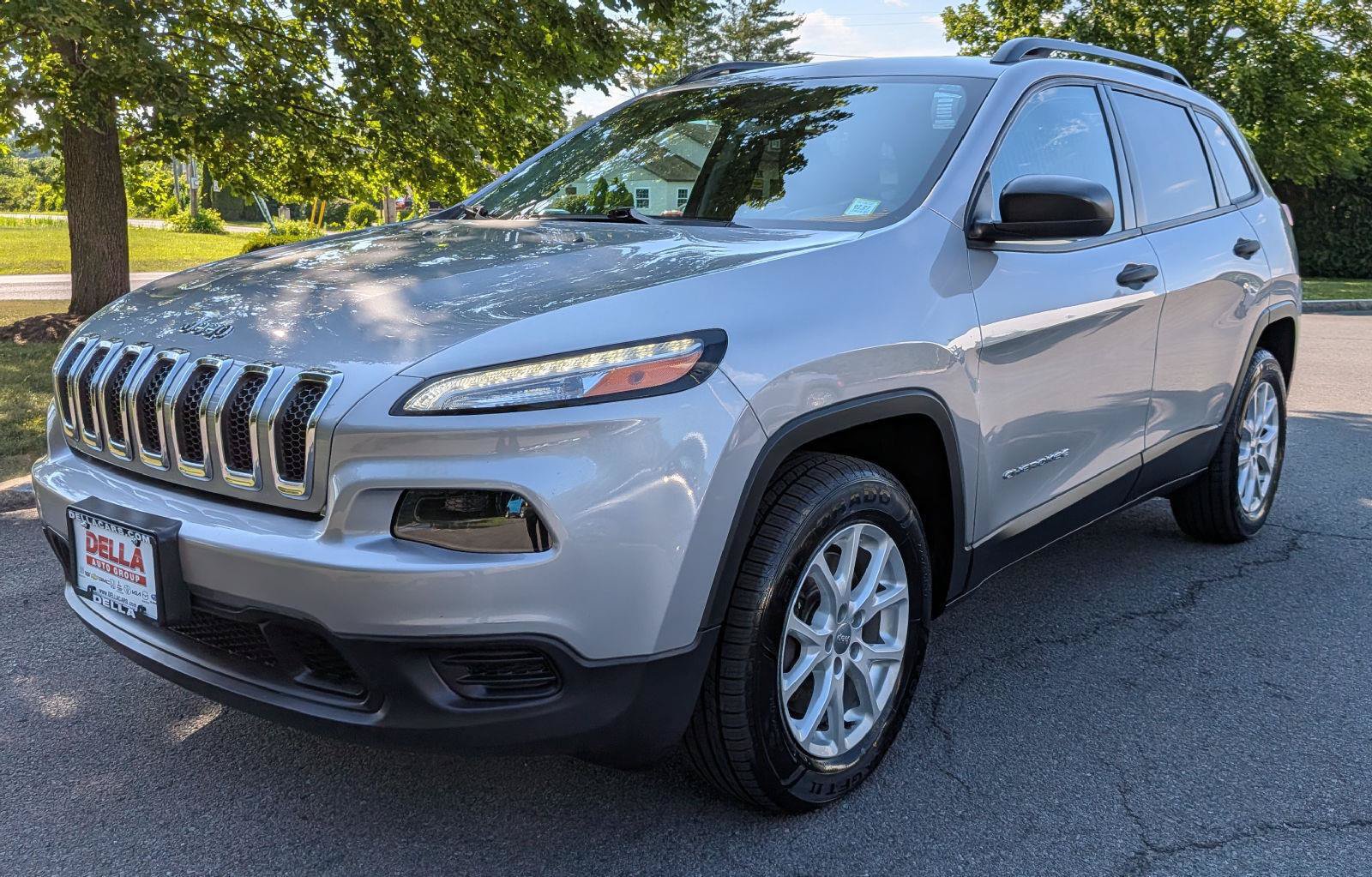 Used 2016 Jeep Cherokee Sport w/ Cold Weather Group AWD/4WD image 3
