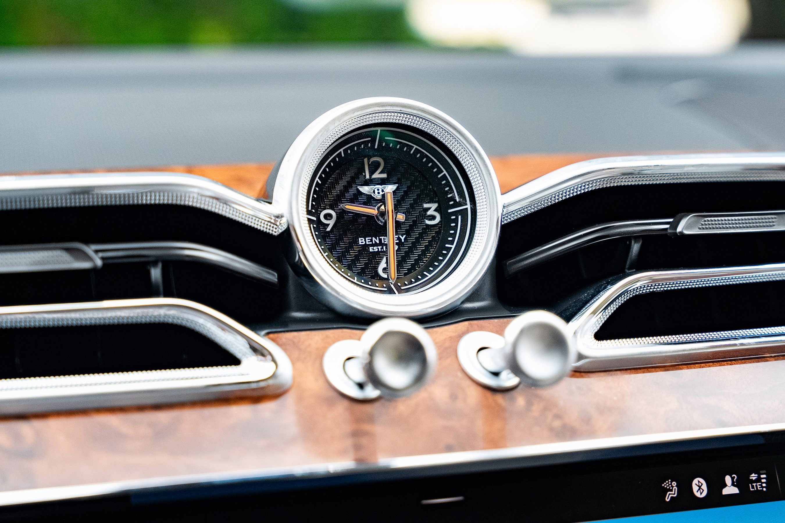 Used 2024 Bentley Bentayga Extended Wheelbase image 24