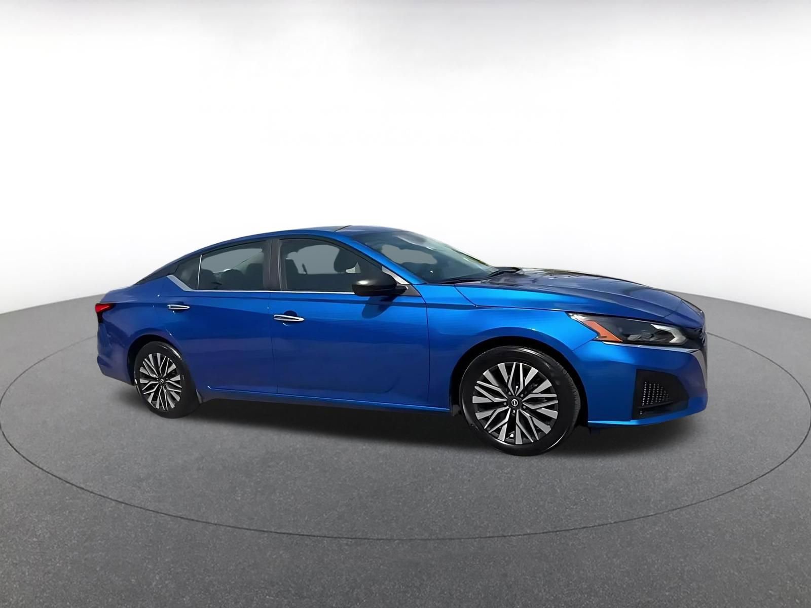 Used 2025 Nissan Altima 2.5 SV FWD image 2