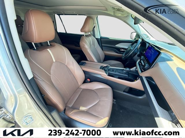 Used 2024 Toyota Grand Highlander AWD image 16