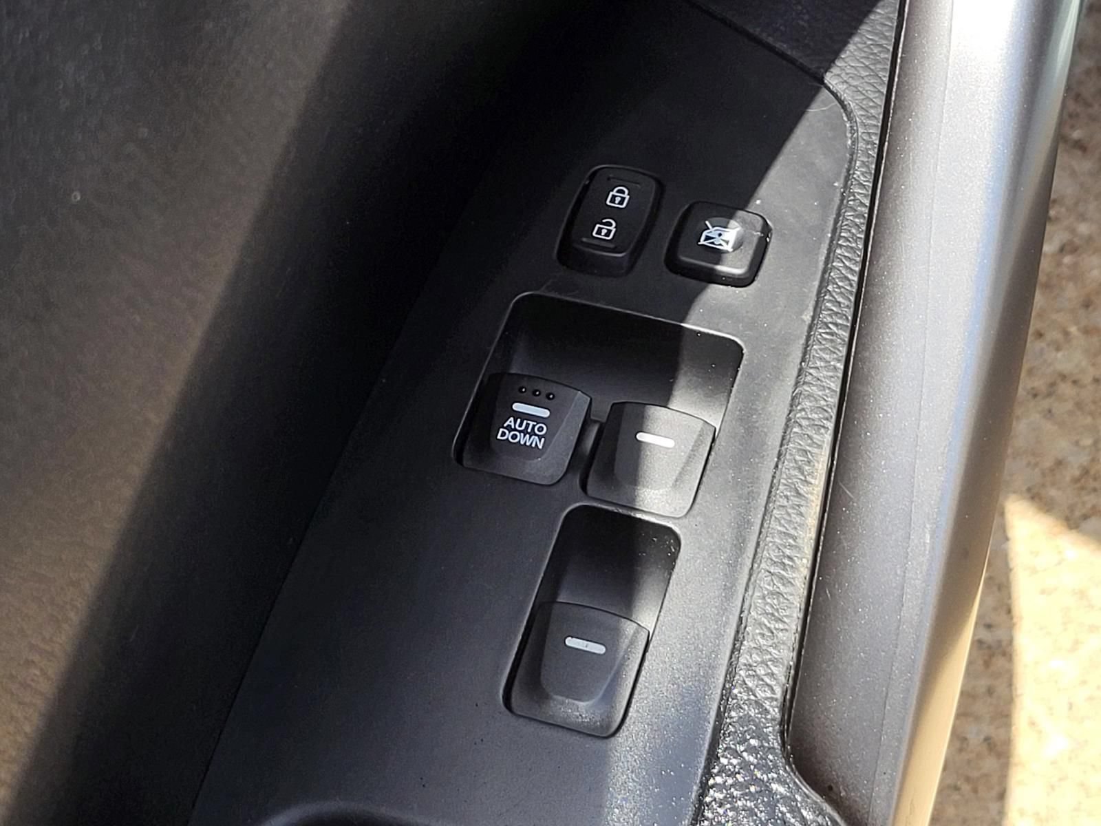 Used 2016 Hyundai Veloster FWD image 13