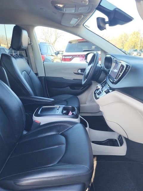 Used 2024 Chrysler Pacifica Touring-L image 20