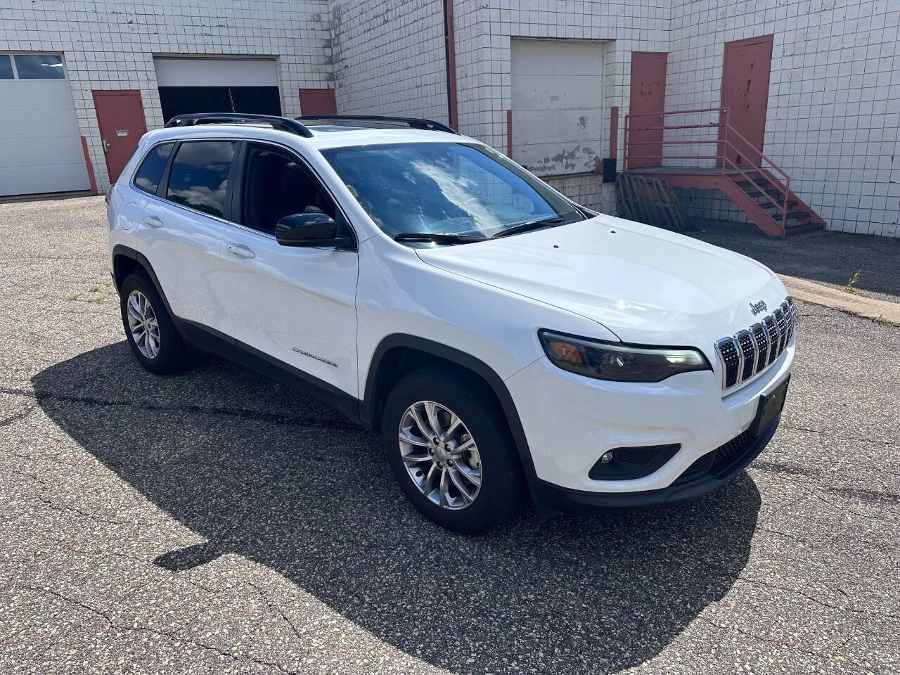 Used 2022 Jeep Cherokee Latitude Lux w/ Sun & Sound Group image 2