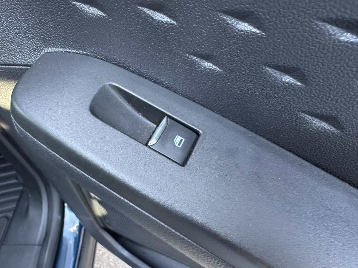 Used 2020 Ford Escape SE image 33