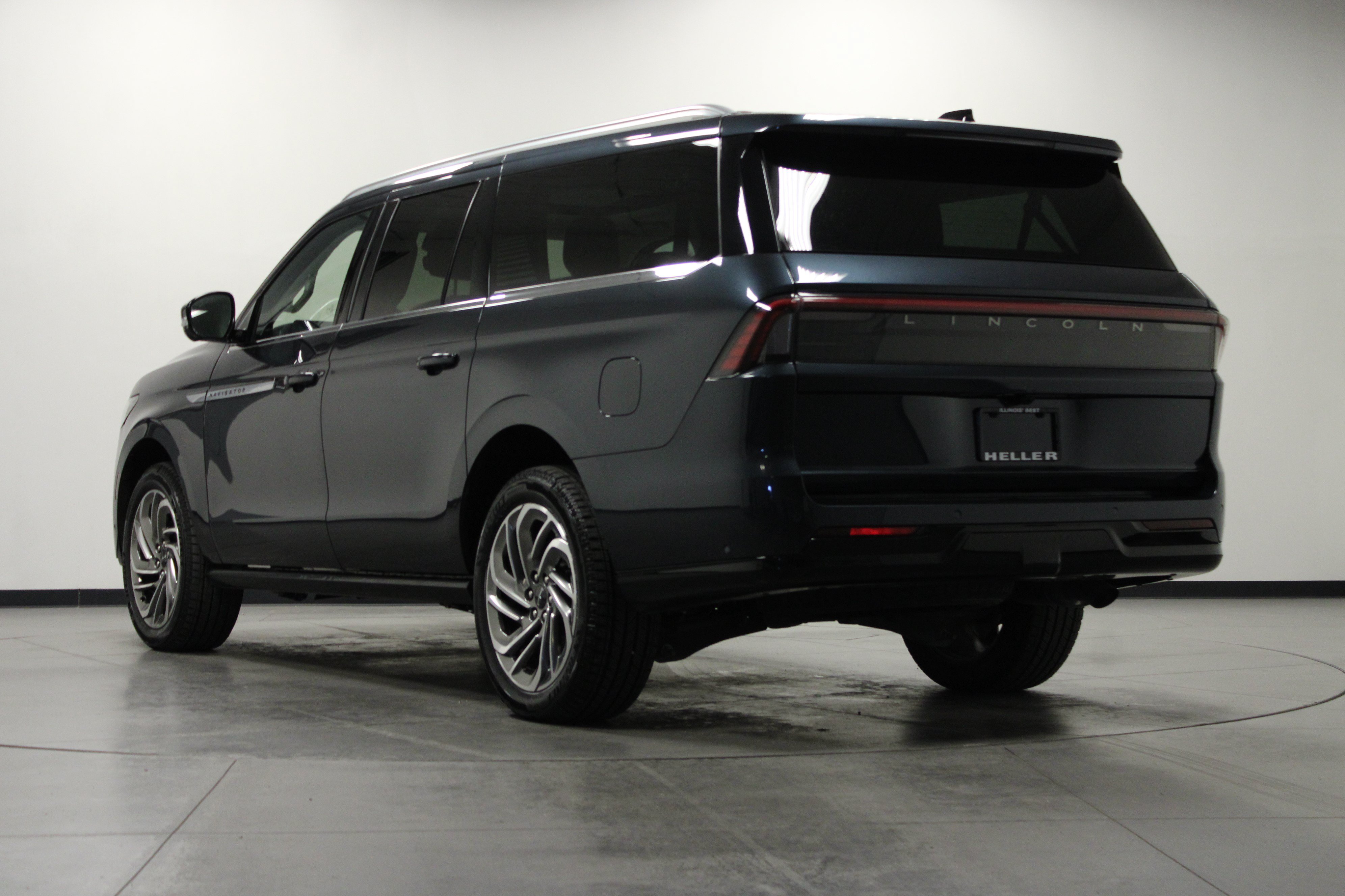 Used 2025 Lincoln Navigator L Reserve AWD/4WD image 6