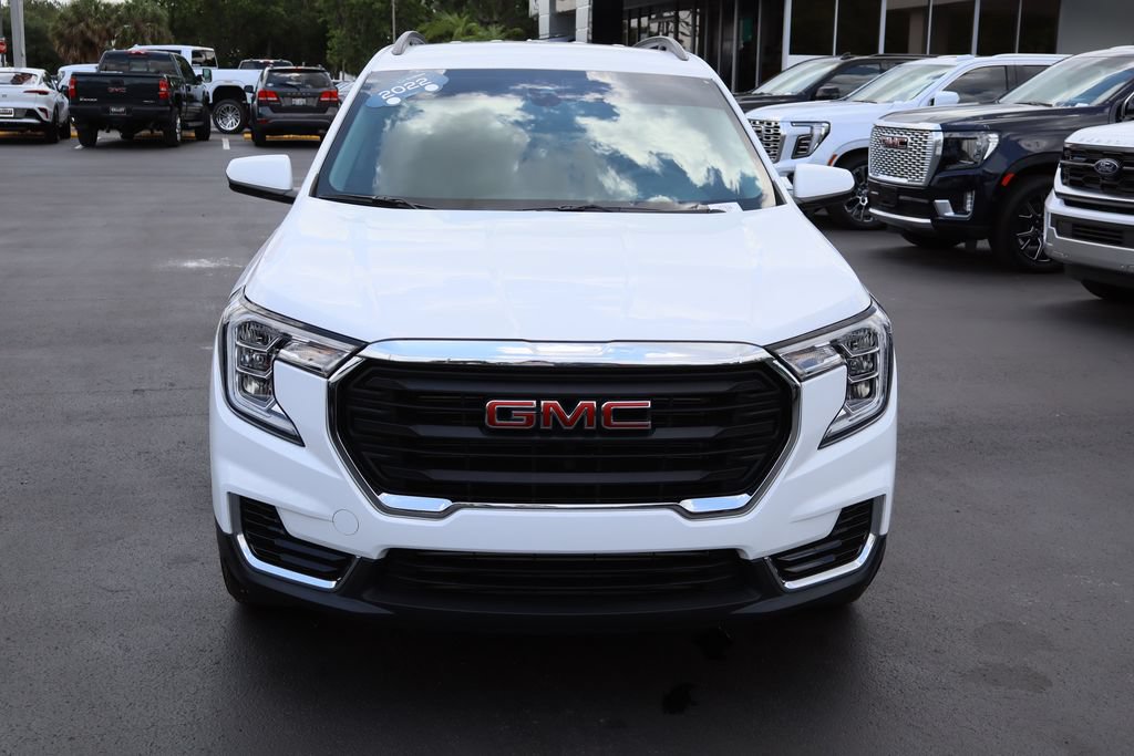 Used 2022 GMC Terrain SLE w/ Driver Convenience Package FWD image 4
