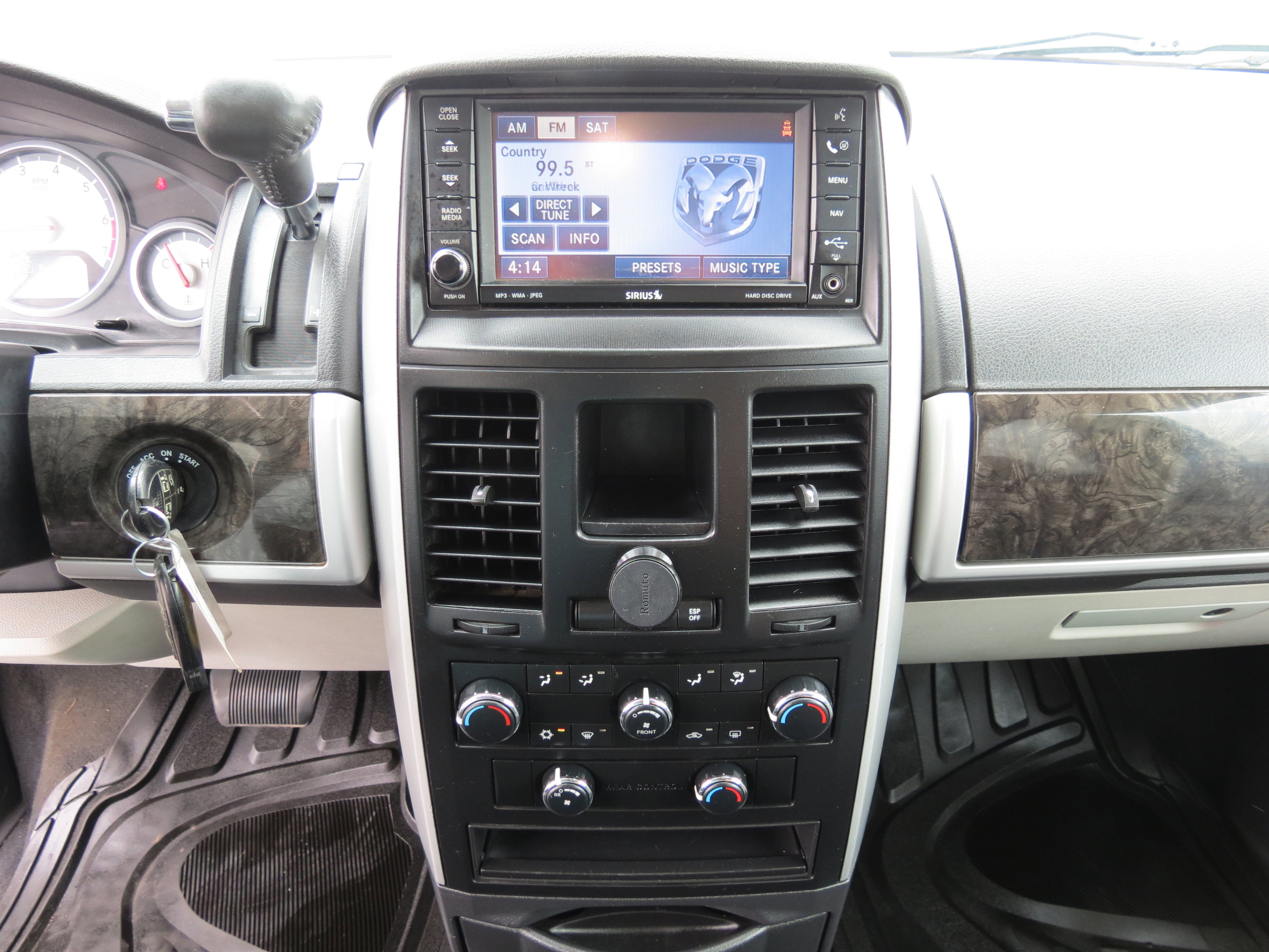 Used 2010 Dodge Grand Caravan SXT w/ Trailer Tow Group FWD image 15