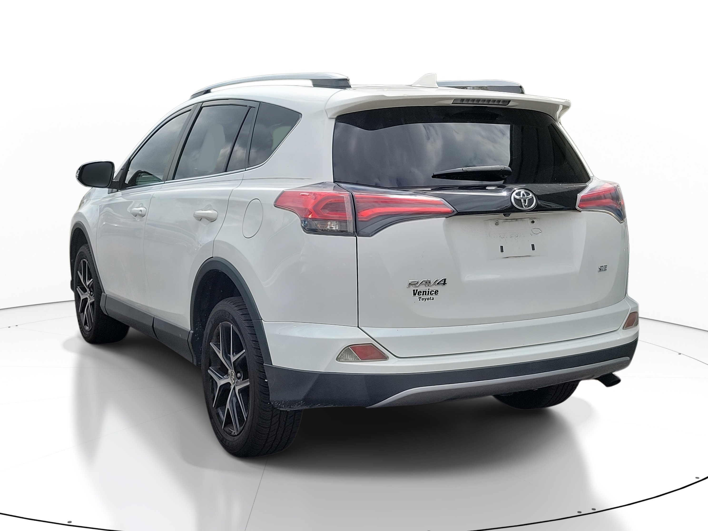 Used 2017 Toyota RAV4 SE image 5