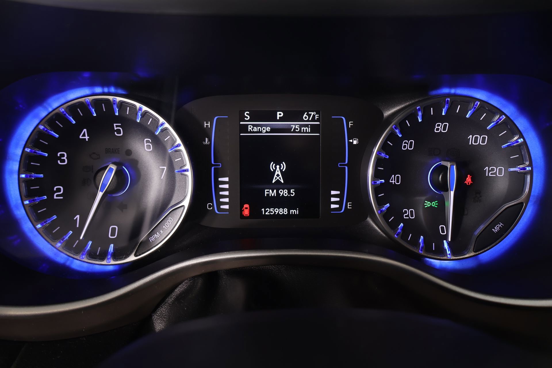 Used 2020 Chrysler Voyager LX image 4