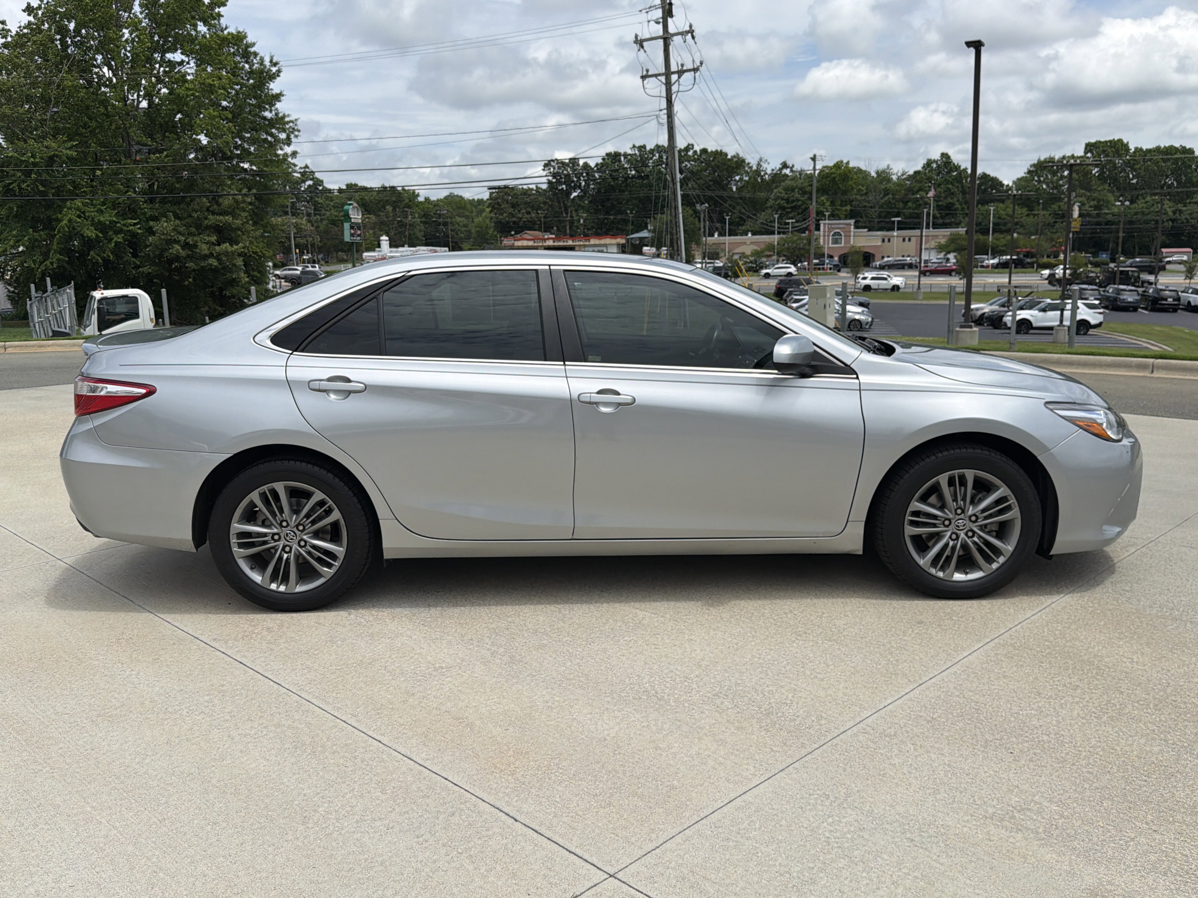 Used 2015 Toyota Camry SE FWD image 21