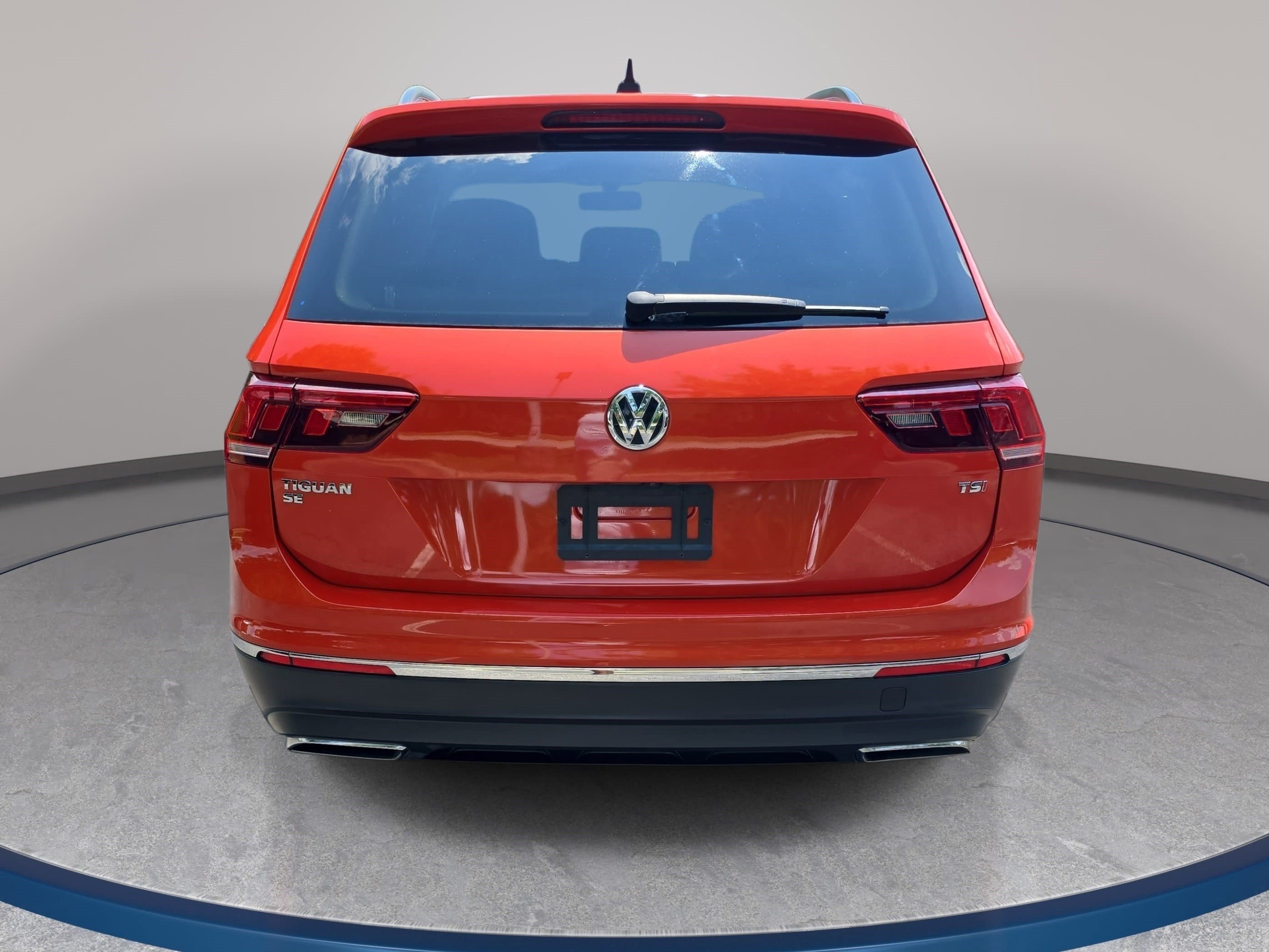 Used 2018 Volkswagen Tiguan SE w/ Panoramic Sunroof Package FWD image 6