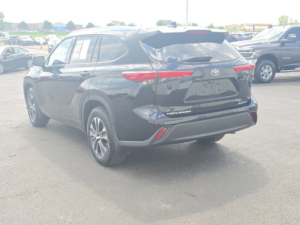 Used 2021 Toyota Highlander XLE AWD/4WD image 5