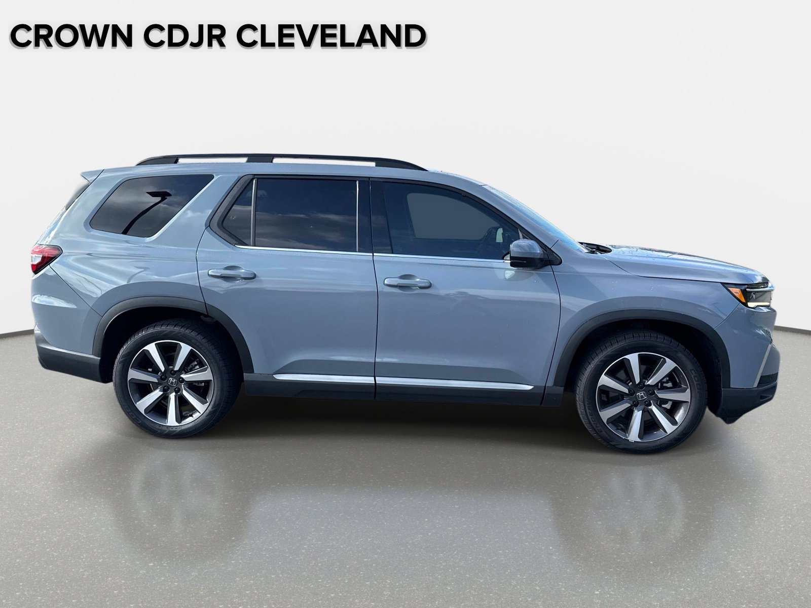 Used 2024 Honda Pilot Touring image 3