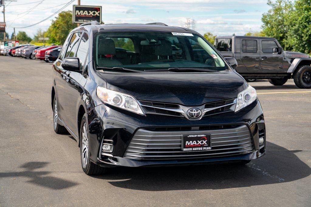 Used 2020 Toyota Sienna XLE FWD image 2