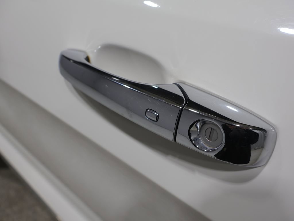 Used 2012 Jeep Grand Cherokee Overland AWD/4WD image 9