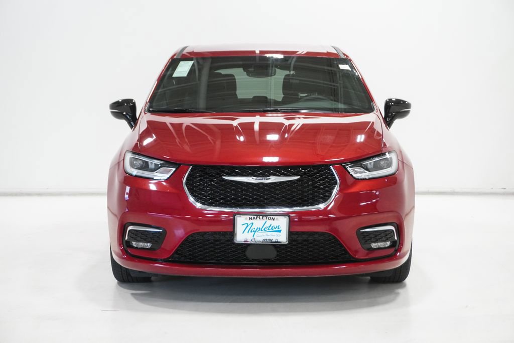 Used 2025 Chrysler Pacifica Select image 3