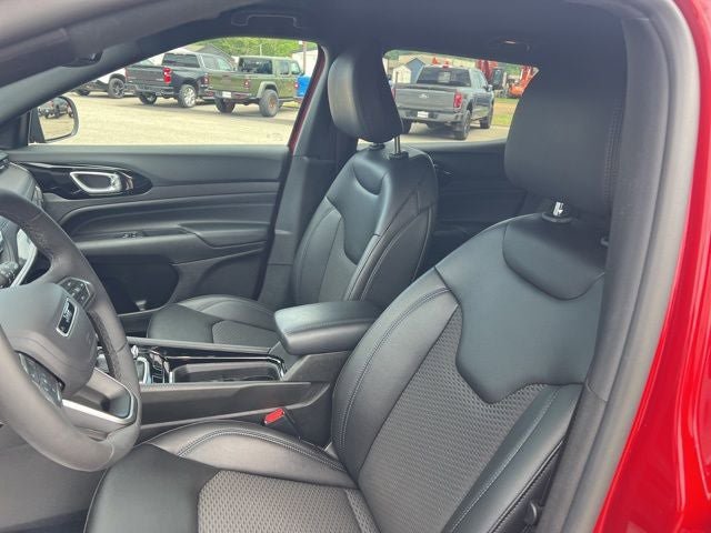 Used 2026 Jeep Compass Latitude AWD/4WD image 12