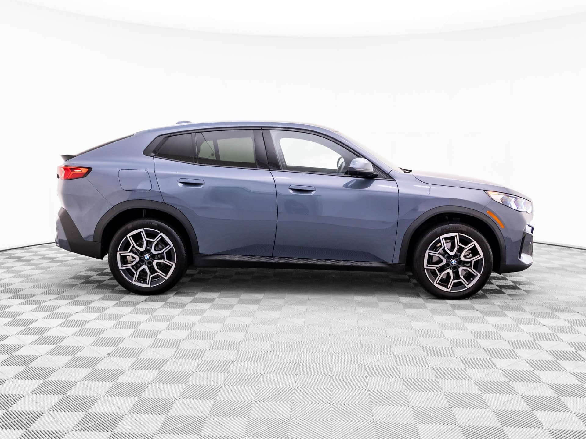 Used 2026 BMW X2 xDrive28i AWD/4WD image 6