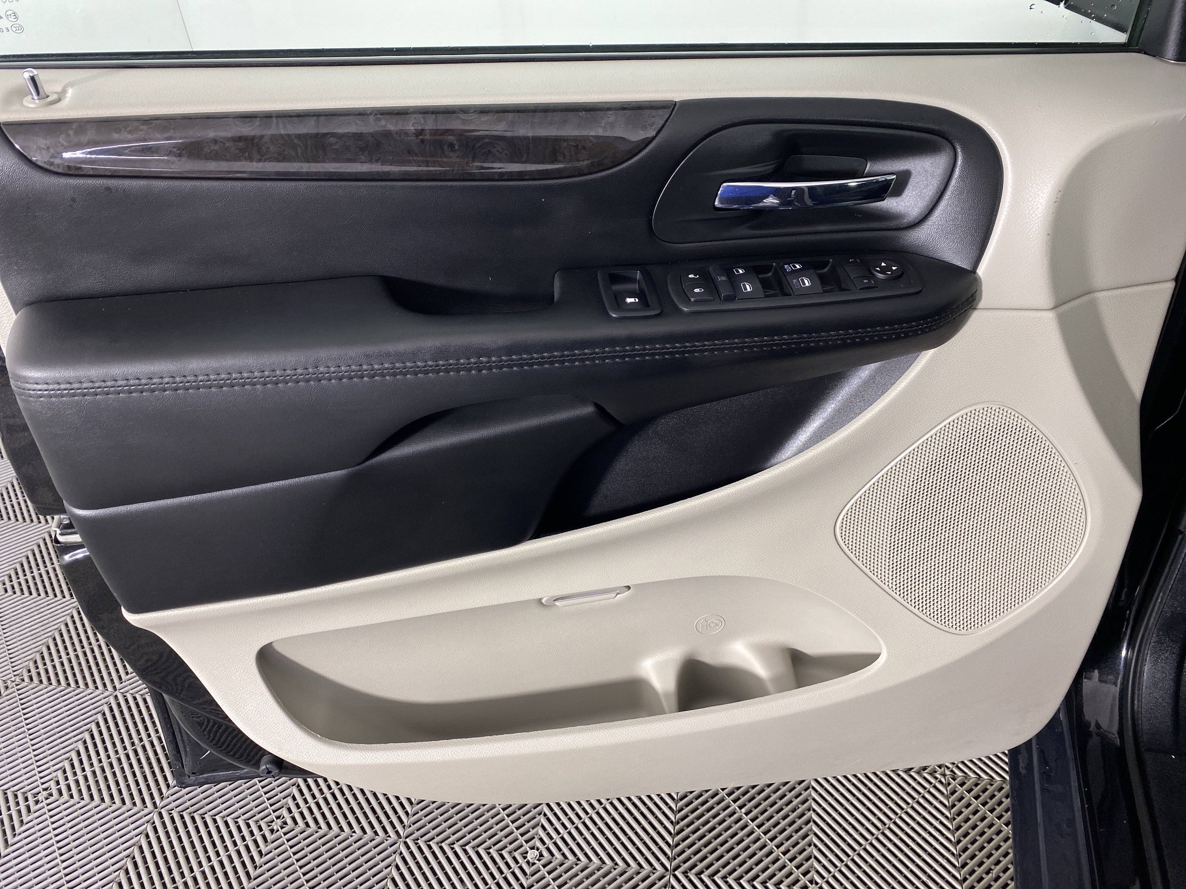 Used 2017 Dodge Grand Caravan SE w/ Power Window Group image 12