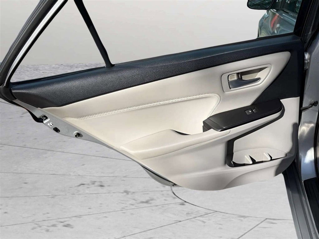 Used 2015 Toyota Camry XLE w/ Moonroof Package FWD image 19