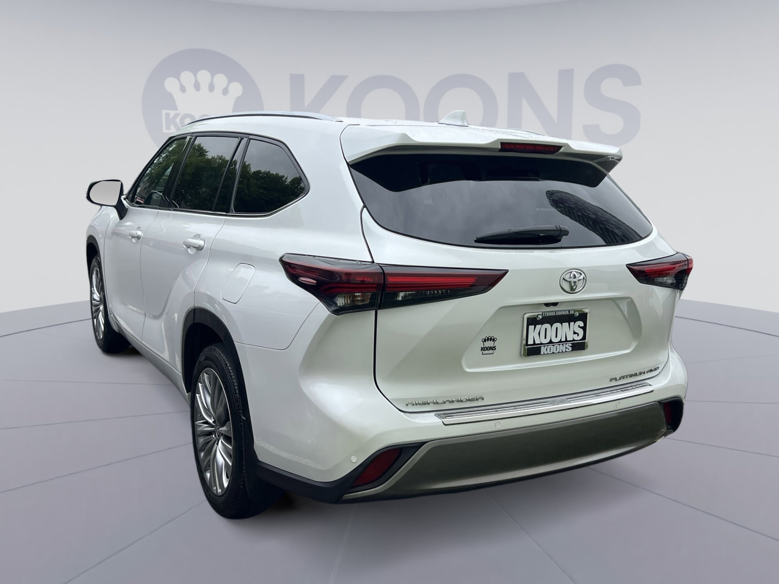 Used 2024 Toyota Highlander Platinum AWD/4WD image 2