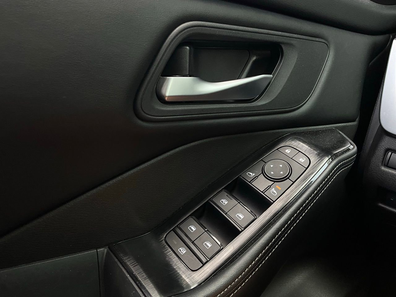 Used 2025 Nissan Rogue SV FWD image 21