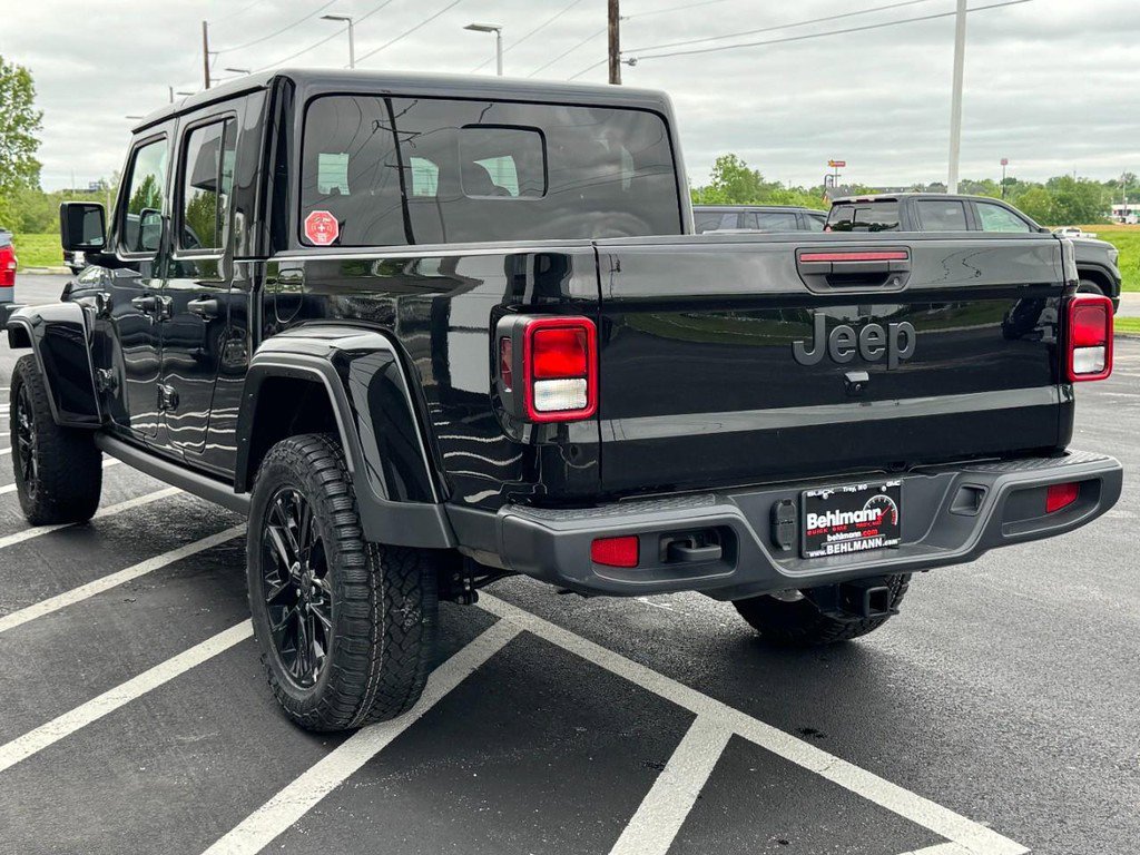 Used 2025 Jeep Gladiator Sport AWD/4WD image 8