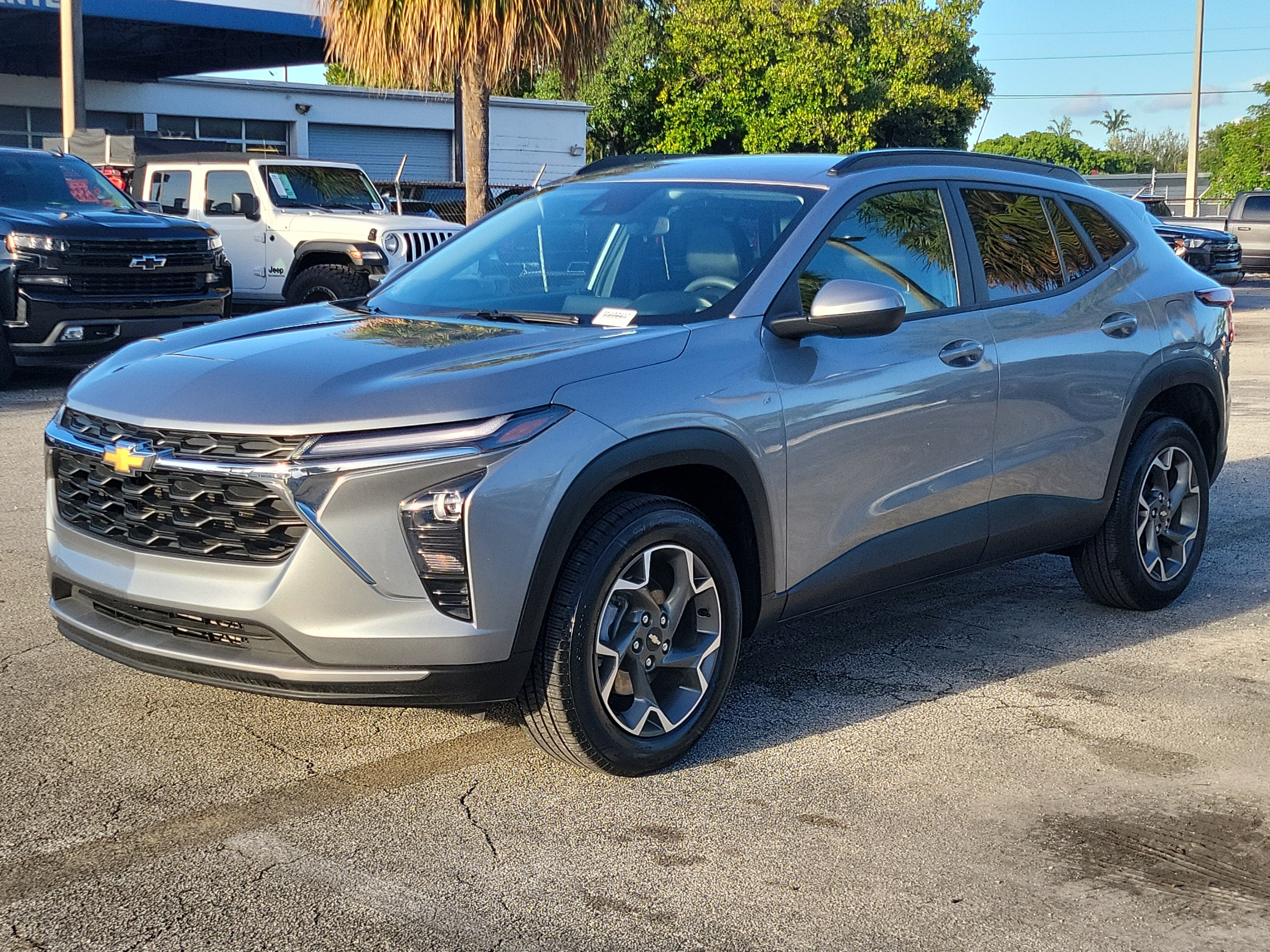 Used 2025 Chevrolet Trax LT FWD image 7