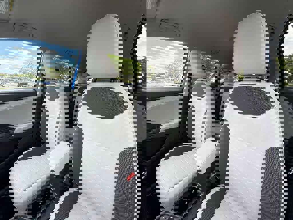 Used 2025 Volkswagen Taos SE image 14