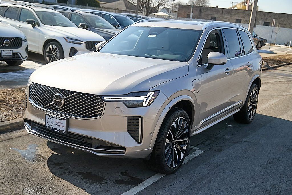 New 2026 Volvo XC90 T8 Plus w/ Protection Package Premier image 6