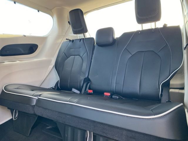 Used 2024 Chrysler Pacifica Limited image 26