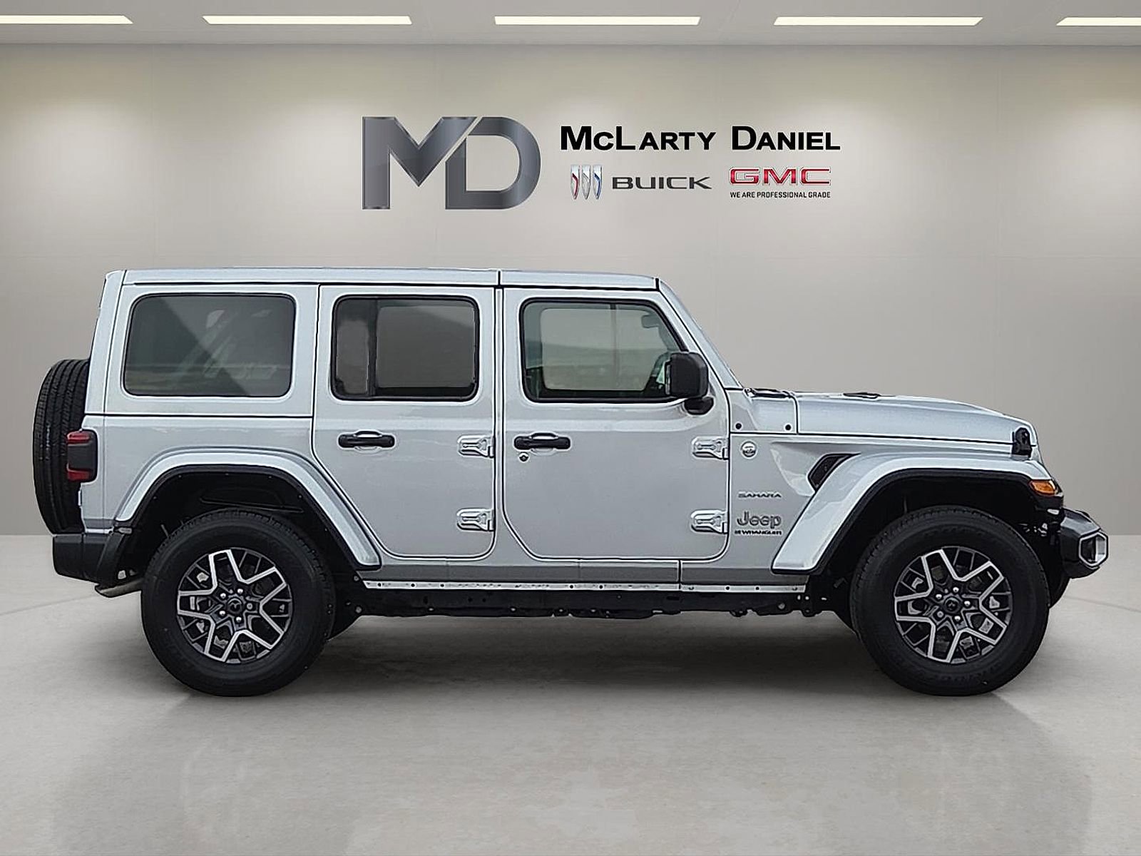 Used 2024 Jeep Wrangler Unlimited Sahara w/ Technology Group AWD/4WD image 6