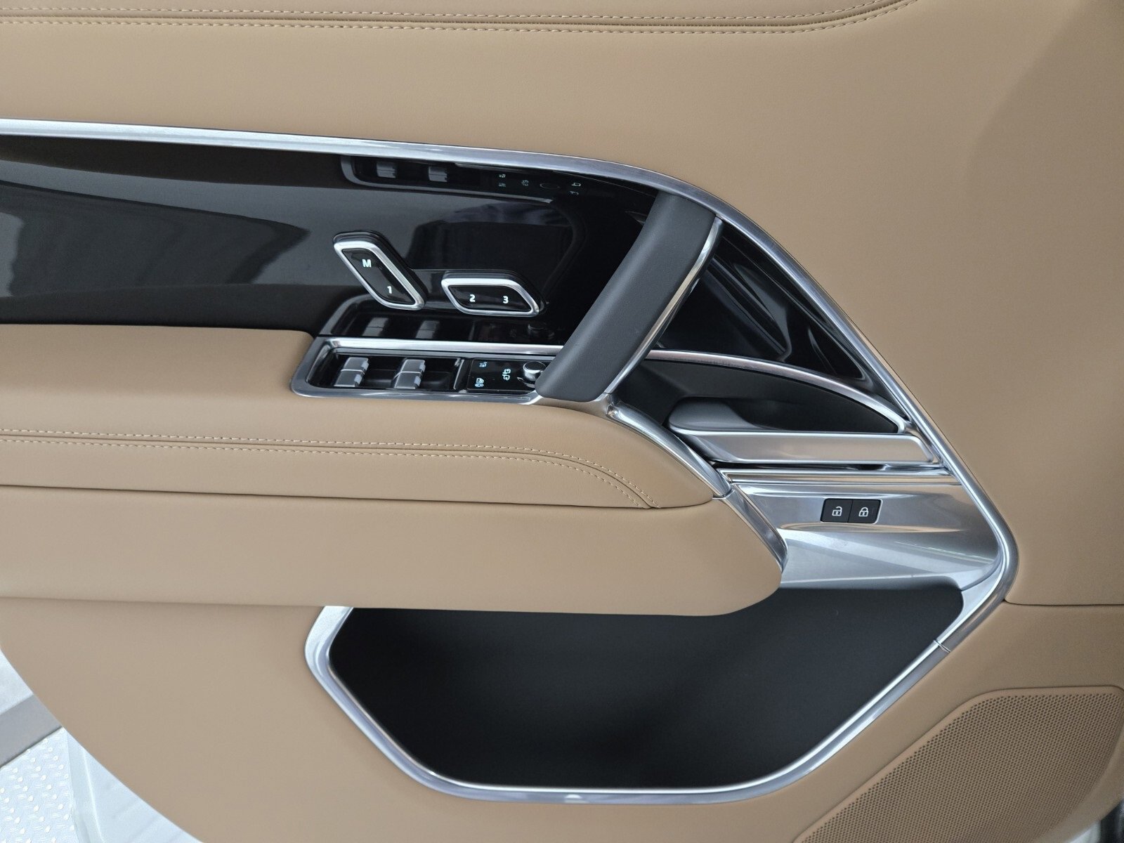 Used 2025 Land Rover Range Rover Long Wheelbase SE image 23