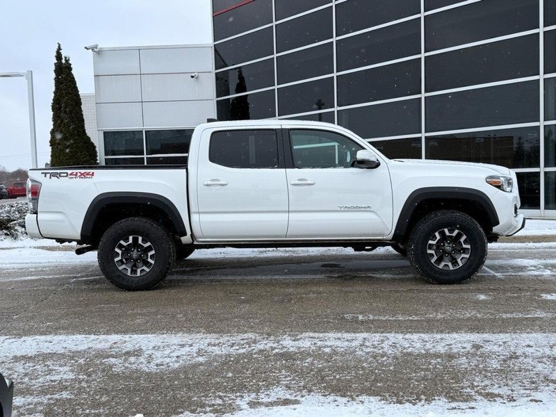 Used 2022 Toyota Tacoma TRD Off-Road image 2