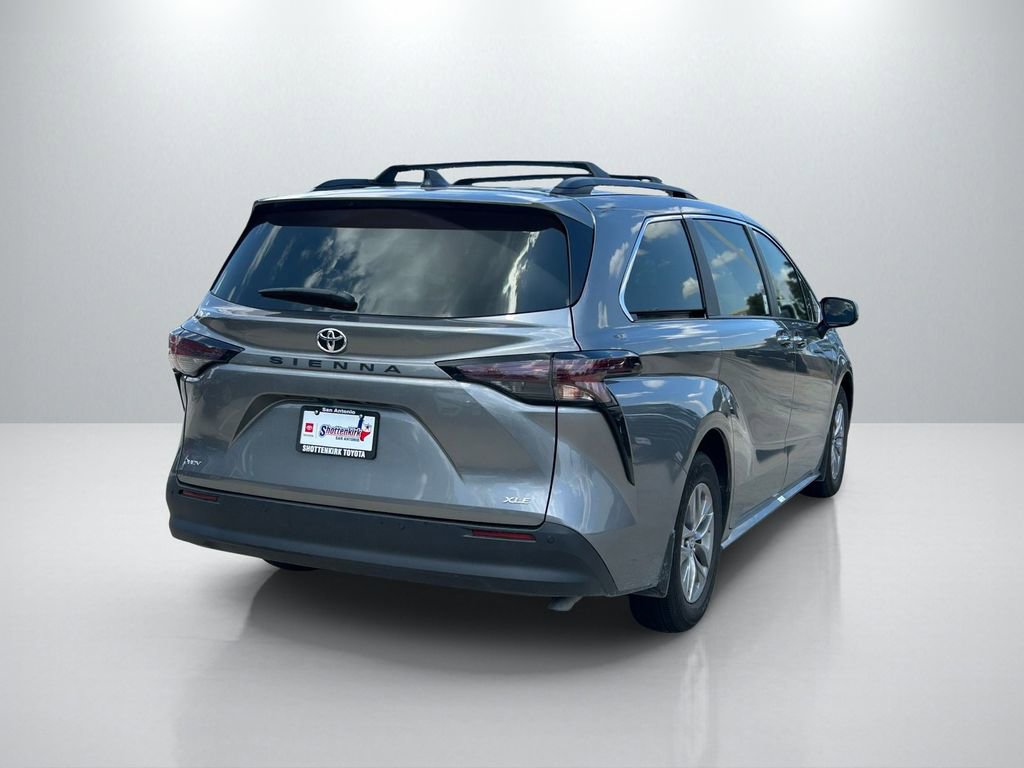 Used 2026 Toyota Sienna XLE FWD image 5