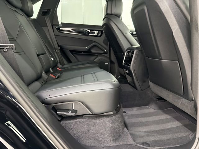 Used 2022 Porsche Cayenne Platinum Edition AWD/4WD image 23